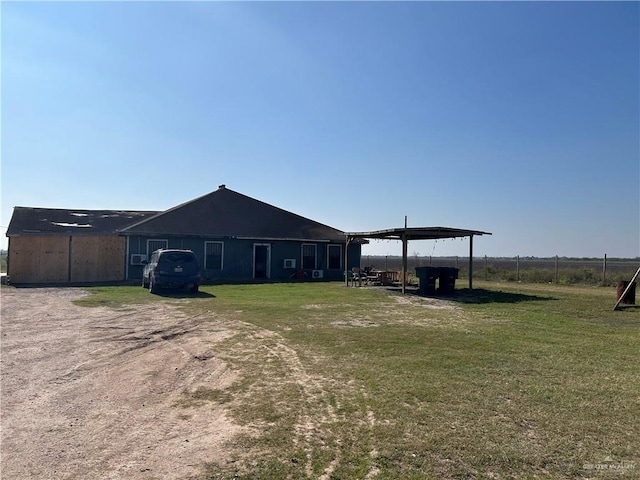 view of yard featuring an outdoor structure