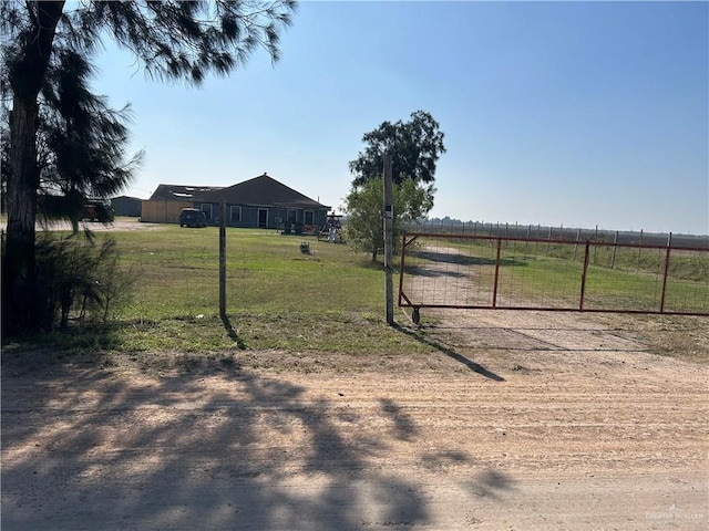 view of yard featuring a rural view