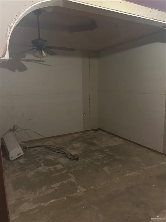 garage featuring ceiling fan