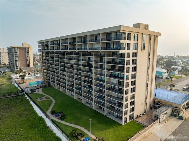 view of apartment building / complex