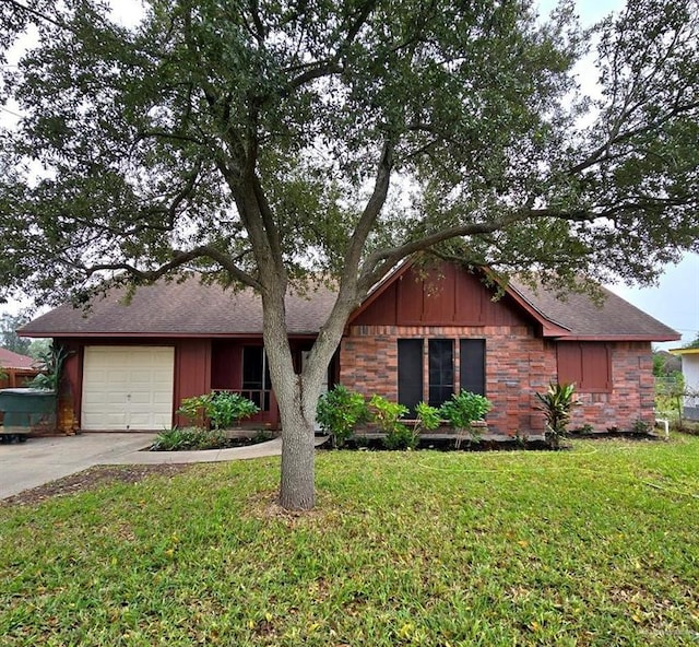 view of front of home featuring a garage and a front lawn