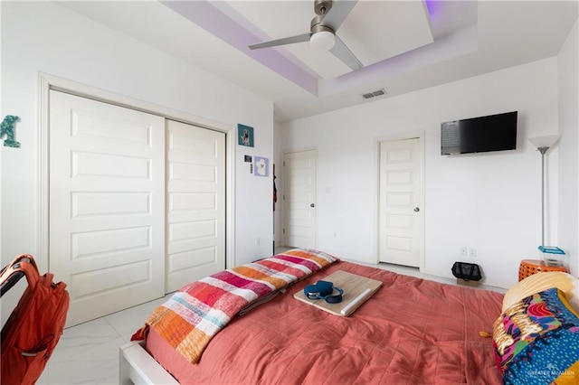 bedroom featuring ceiling fan and a closet