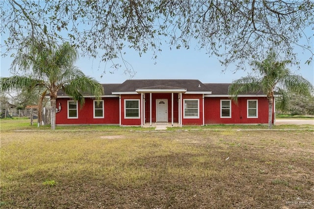 ranch-style home featuring a front lawn