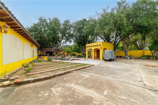 view of yard featuring a patio