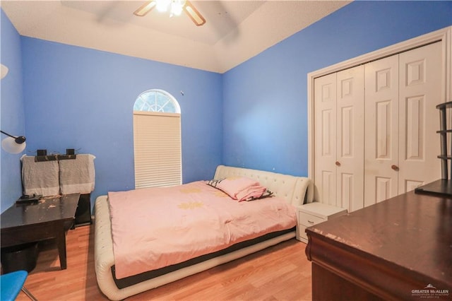 bedroom featuring a ceiling fan, light wood-style floors, and a closet