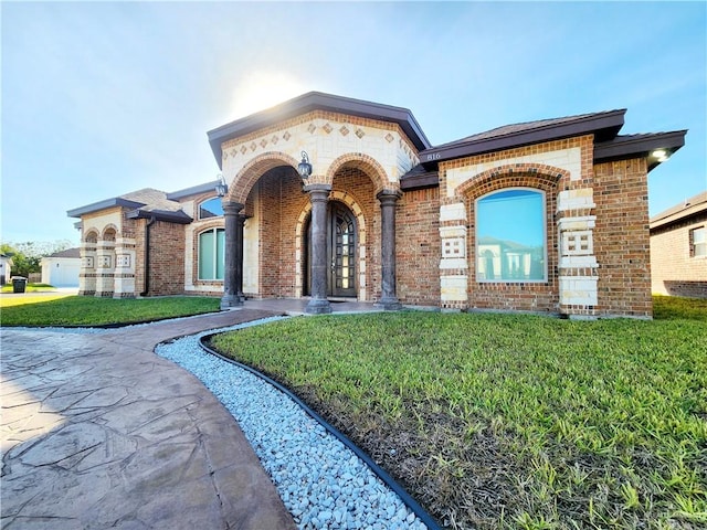 view of front facade featuring a front lawn