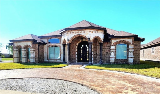 view of front of property featuring a front yard