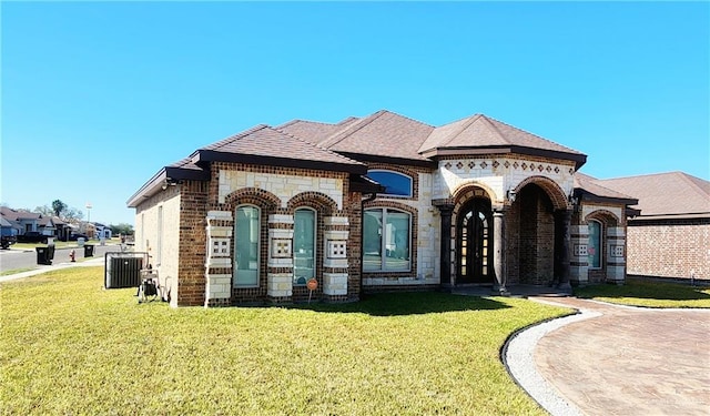 view of front facade featuring central AC unit and a front yard