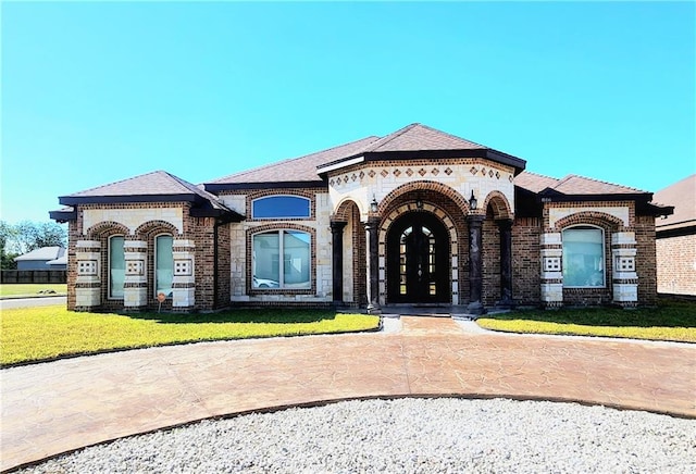 view of front of home featuring a front lawn