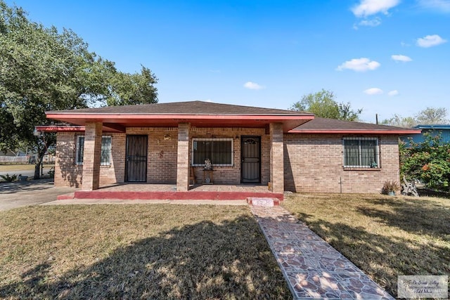 prairie-style home featuring a front lawn