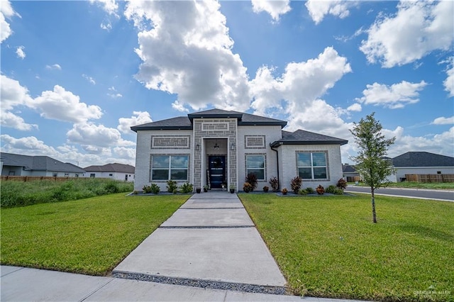 view of front of property featuring a front lawn