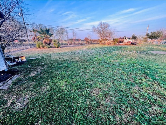 view of yard featuring a rural view