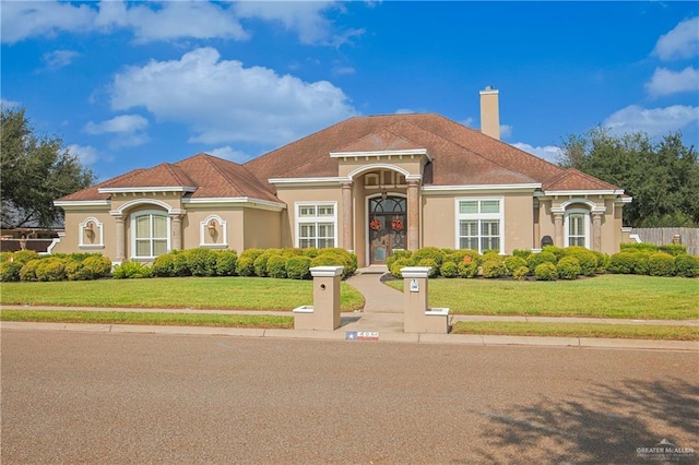 view of front of home featuring a front yard