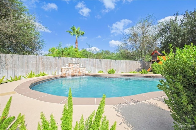 view of pool with pool water feature