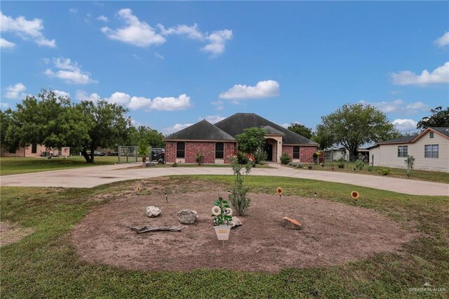 1617 N Monmack Rd, Edinburg, TX 78541 - ranch-style house featuring curved driveway and a front lawn