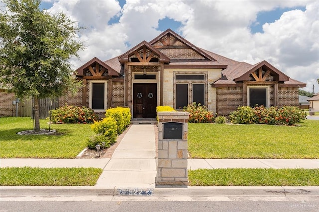 view of front of house featuring a front lawn