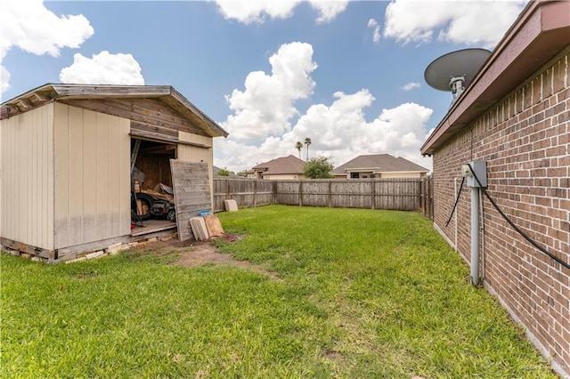 view of yard with a storage unit