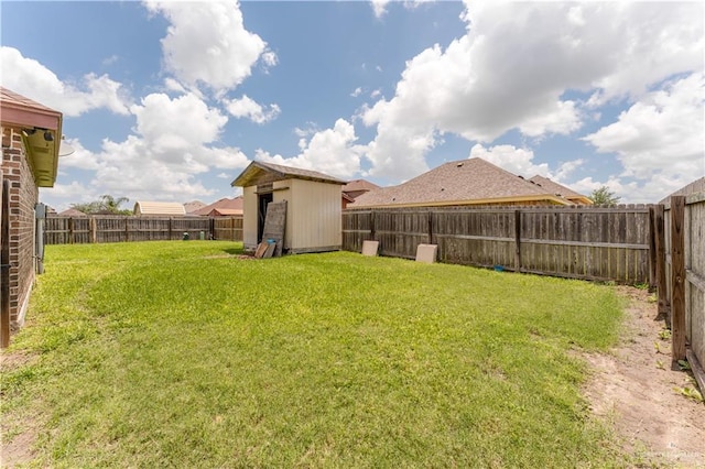 view of yard featuring a storage shed