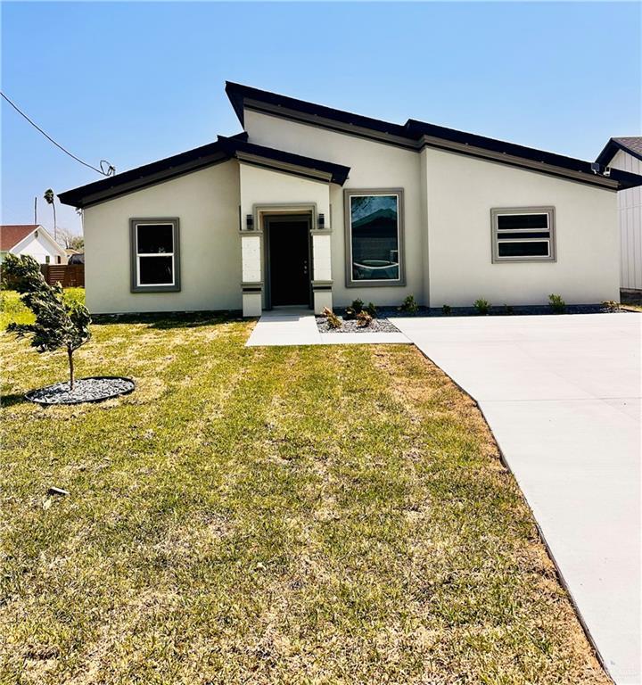 view of front of property featuring a front yard and stucco siding