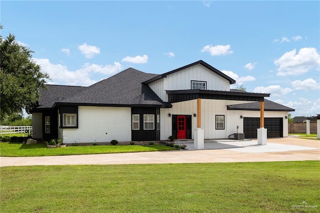 modern inspired farmhouse featuring cooling unit, a garage, and a front lawn