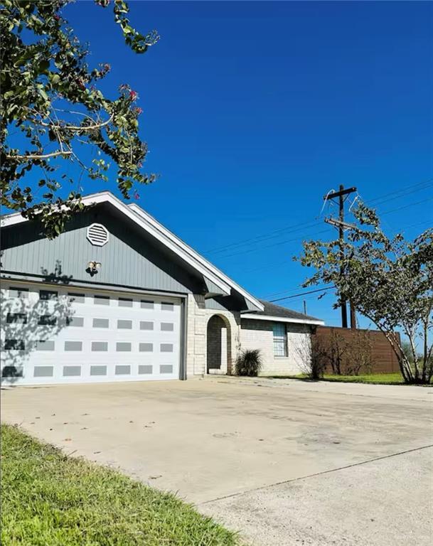 ranch-style home featuring a garage