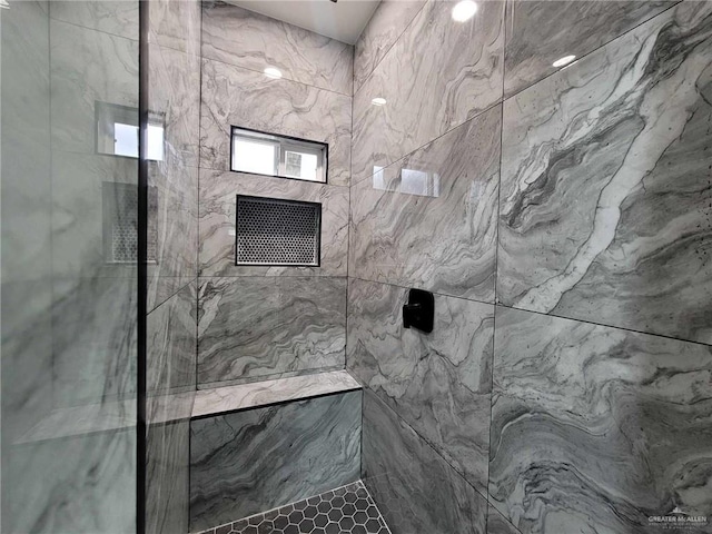 bathroom featuring a tile shower