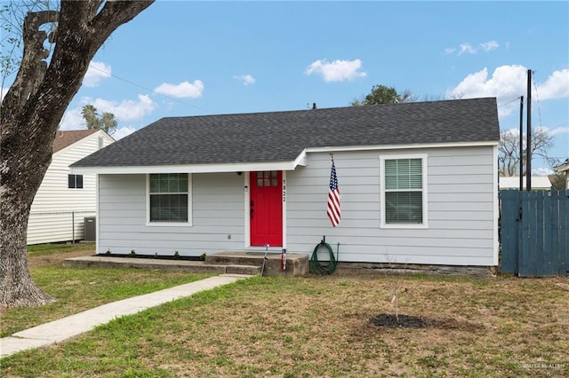 view of front facade featuring a front lawn