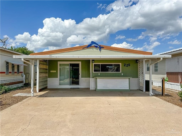 manufactured / mobile home with fence and driveway