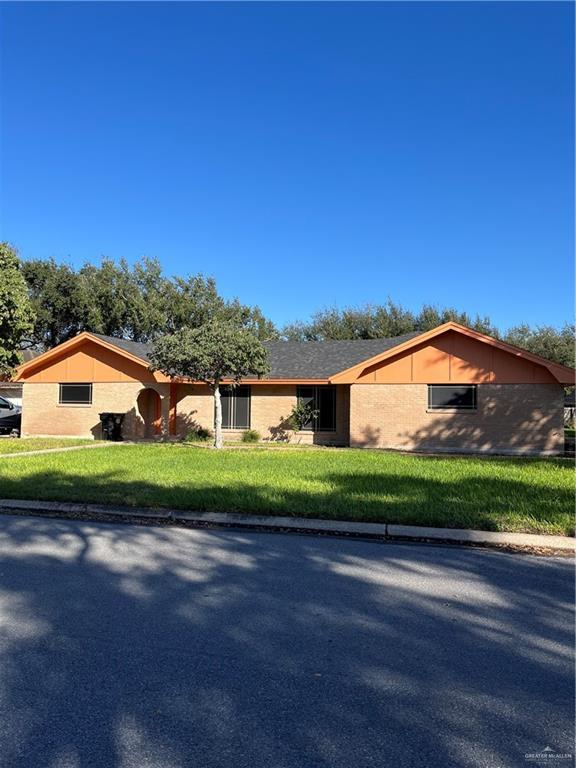 1601 S Oklahoma Ave, Weslaco, TX 78596 - ranch-style home with a front lawn
