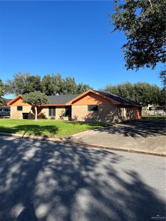 1601 S Oklahoma Ave, Weslaco, TX 78596 - view of front of home featuring a front yard and stucco siding