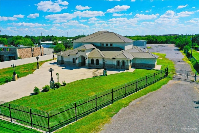 view of front of home featuring a front yard