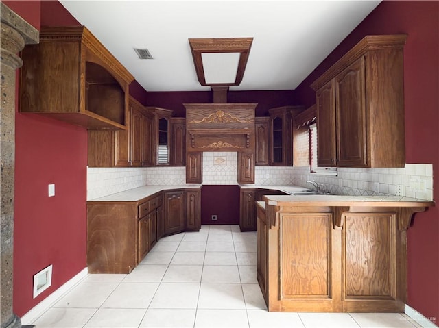 kitchen with visible vents, open shelves, decorative backsplash, and a peninsula