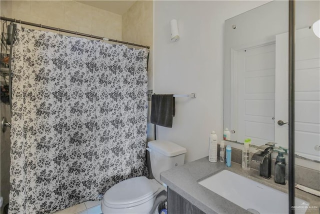 full bath with toilet, curtained shower, and vanity