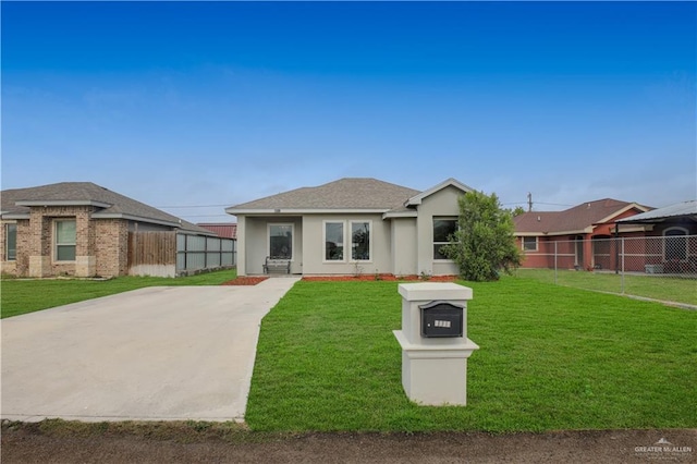 view of front of property featuring fence, a front lawn, and brick siding