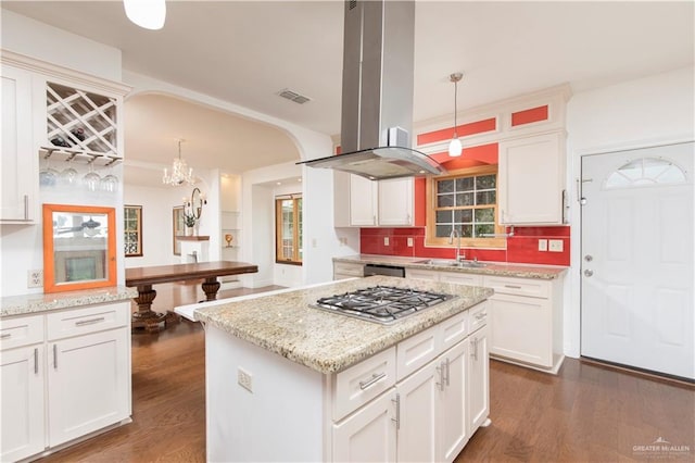 701 S Parker Rd S, La Feria, TX 78559 - kitchen featuring stainless steel appliances, island range hood, a sink, dark wood-style floors, and decorative light fixtures