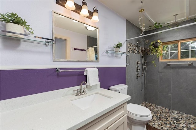 701 S Parker Rd S, La Feria, TX 78559 - bathroom with toilet, tiled shower, and vanity