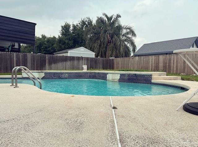 2206 Highland Dr, Weslaco, TX 78599 - view of swimming pool featuring a fenced backyard and a patio