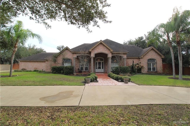 view of front of house featuring a front lawn