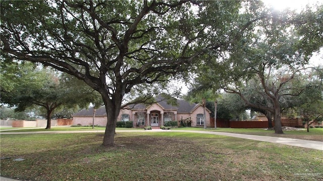 view of front facade featuring a front lawn