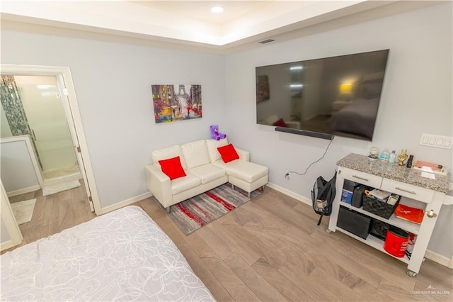 living room with light wood-style floors, recessed lighting, visible vents, and baseboards