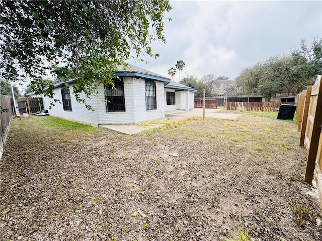 view of yard featuring a patio area