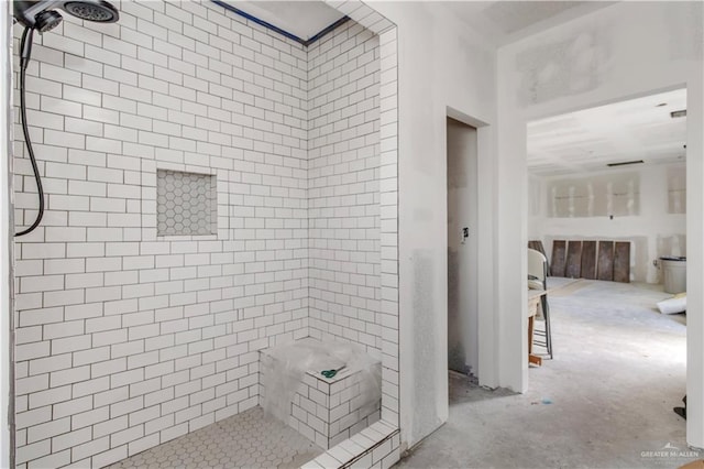 bathroom featuring tiled shower