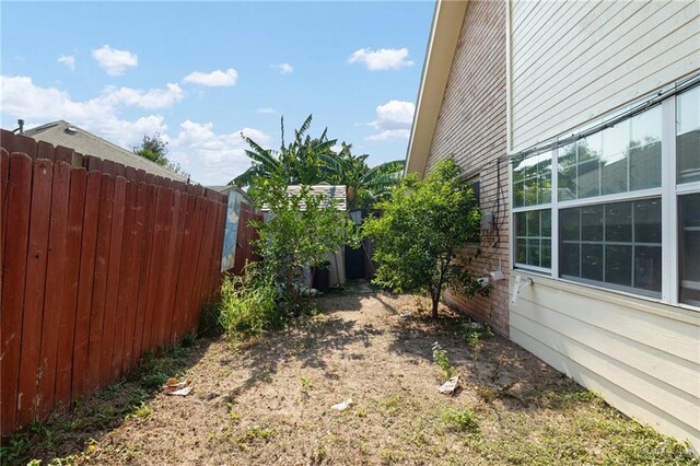 1614 Iowa St, Mission, TX 78572 - view of yard