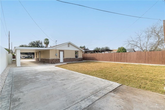 view of front of home with a carport and a front yard