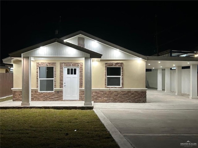 view of front facade with a yard