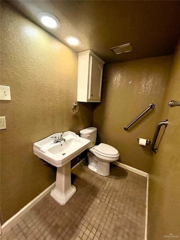 bathroom featuring sink and toilet