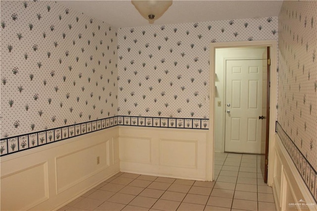 spare room featuring light tile patterned floors