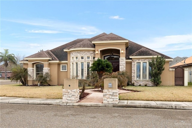 view of front facade featuring a front lawn