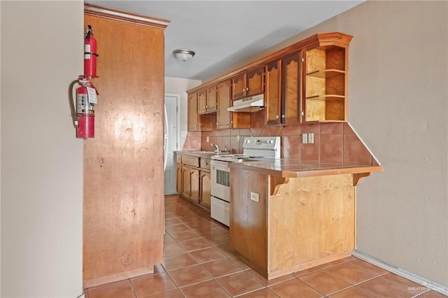 kitchen featuring light tile patterned floors, a kitchen breakfast bar, kitchen peninsula, electric stove, and decorative backsplash