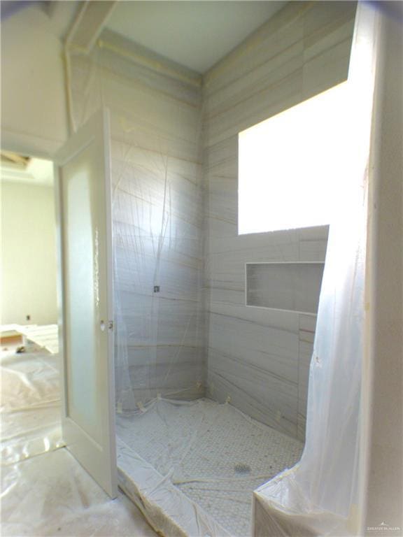 2701 E Versace Dr, Edinburg, TX 78542 - full bathroom featuring a tile shower
